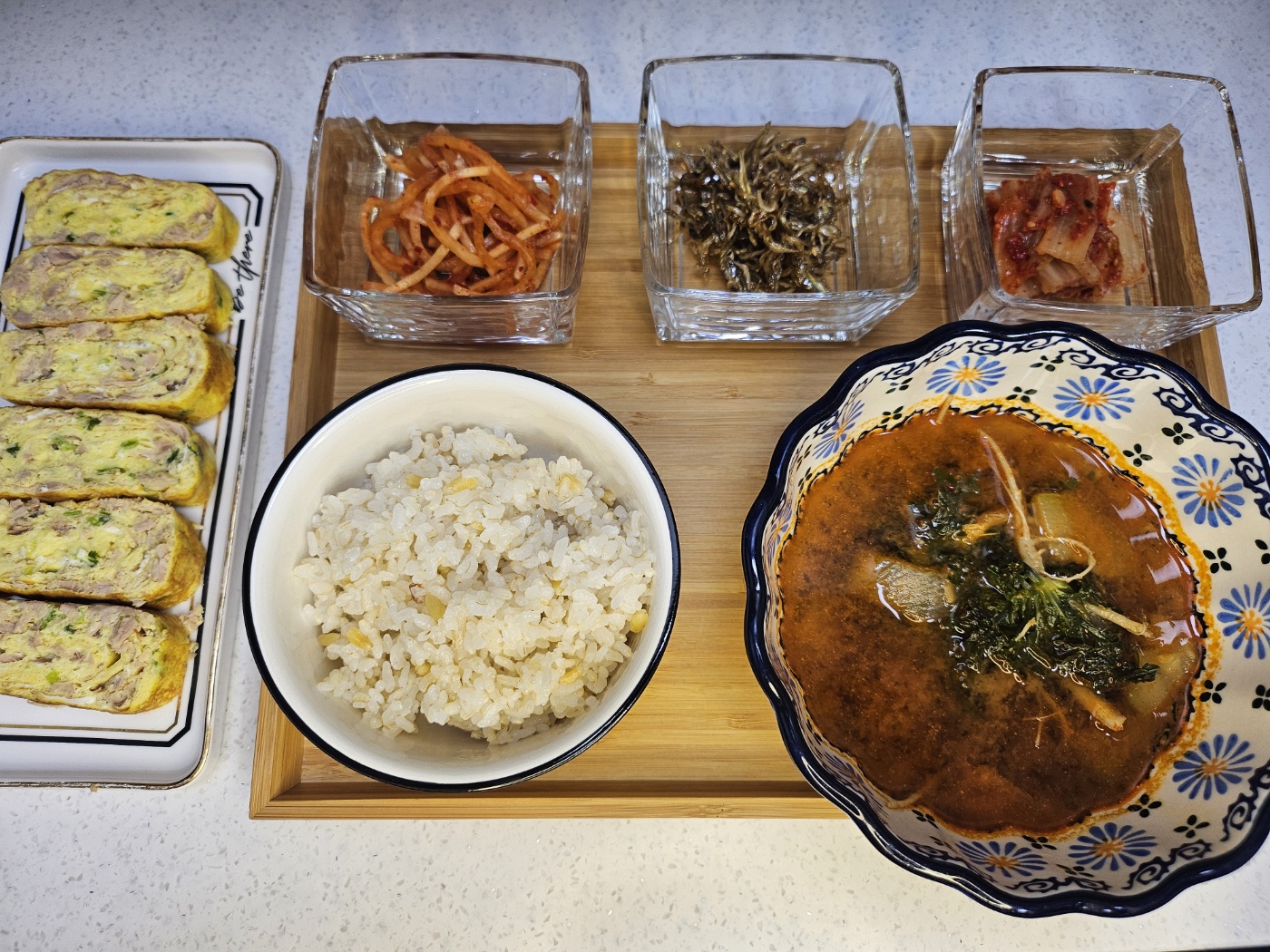 참치계란말이/무생채/멸치볶음/김치/냉이된장찌개
