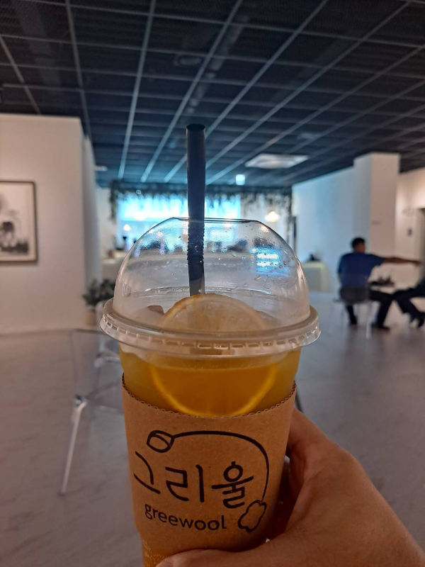 그리울카페 매장 배경 한라봉 음료