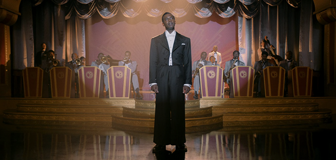 무대에서-노래부르는-바이우