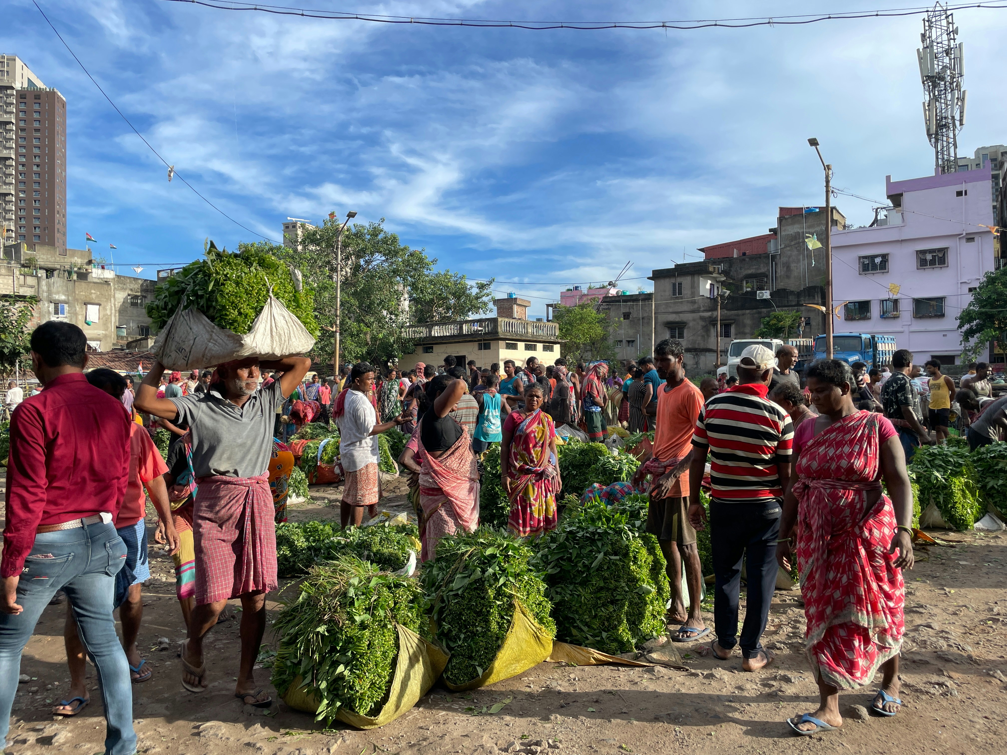 동네 플리마켓에서 생활용품을 교환하는 주민들