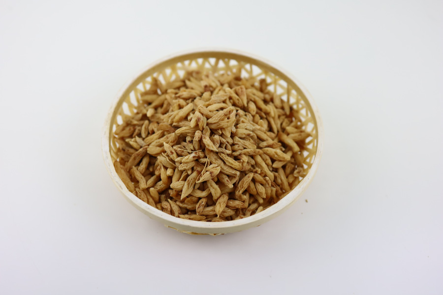 야생에서 채취를 한 맥문동을 깨끗하게 세척하고 건조시킨 것을 하얀 바닥 위에 대나무로 만든 동그란 바구니에 가득 담아두고 찍은 사진