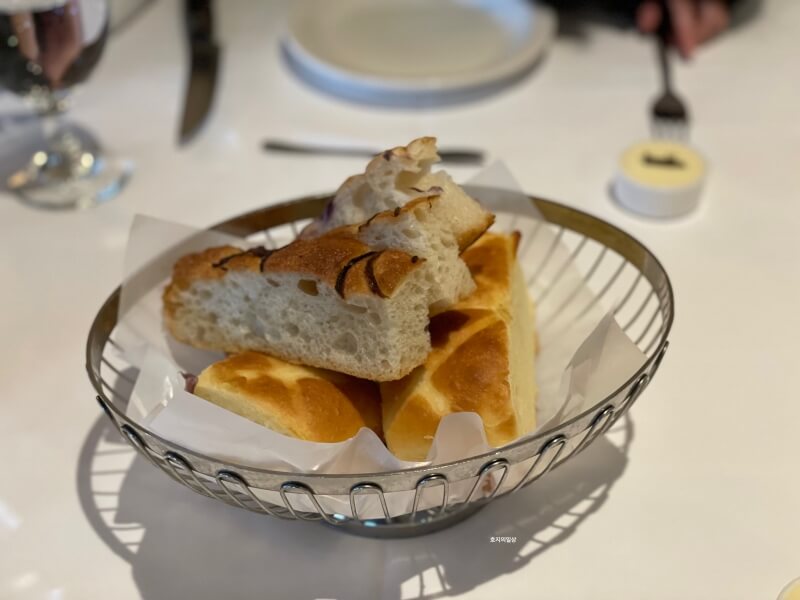 신사 압구정 도산공원 맛집 붓처스컷 도산 - 식전빵