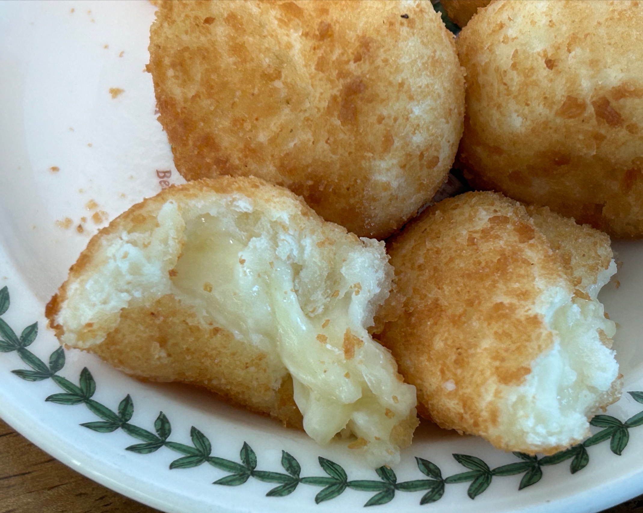 풀무원 모짜렐라 치즈볼 단면