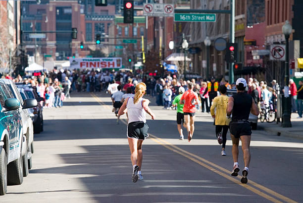 마라톤 골인 지점으로 달려가는 러너
