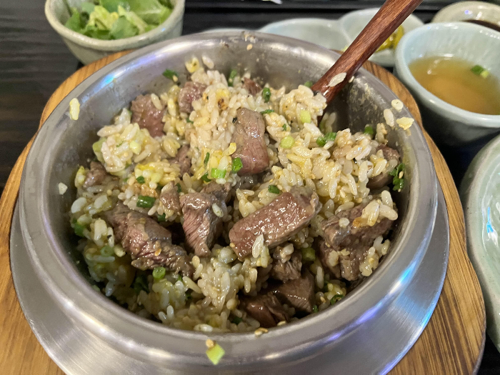 미친 비주얼의 스테이크 솥밥