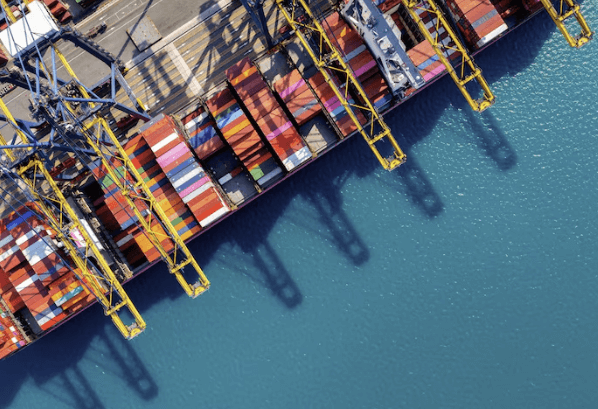 디지털부터 현실 물류까지, 글로벌 무역 시스템의 전 과정을 시각화한 구성