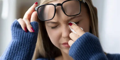 눈다래끼 예방 손으로 눈만지는중2