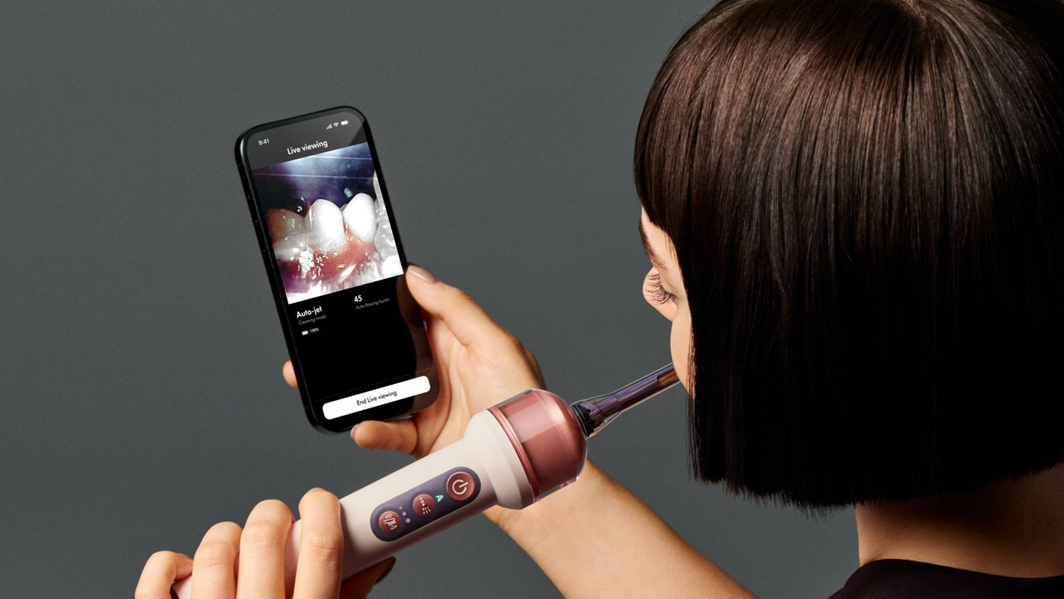 MyDyson 앱과 Dyson CameraJet을 함께 사용하는 장면