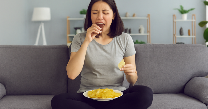 과자,초콜릿 같은 고칼로리 음식을 폭식하고 있는 여자의 모습