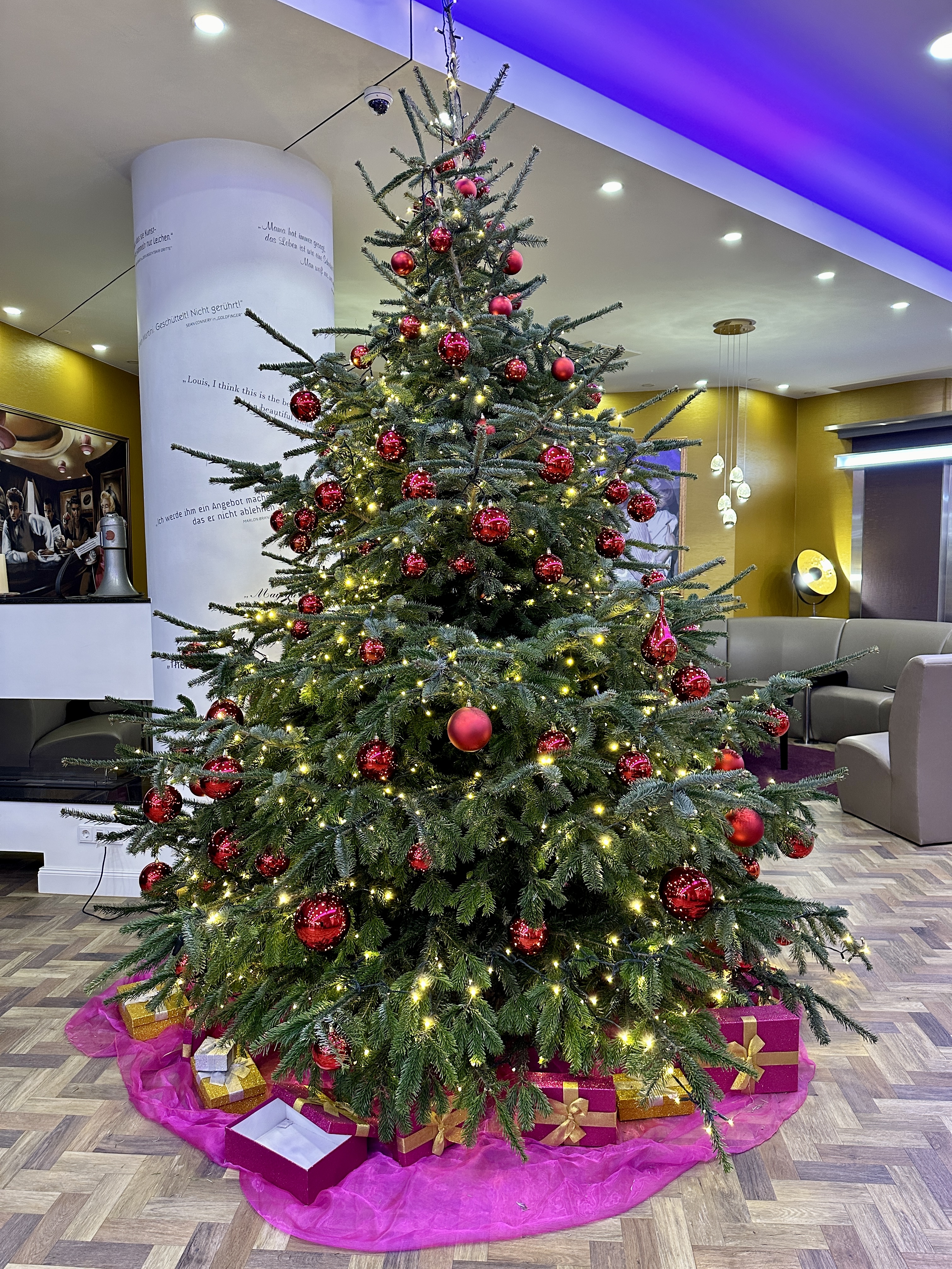 할리우드 미디어 호텔 로비 크리스마스 트리