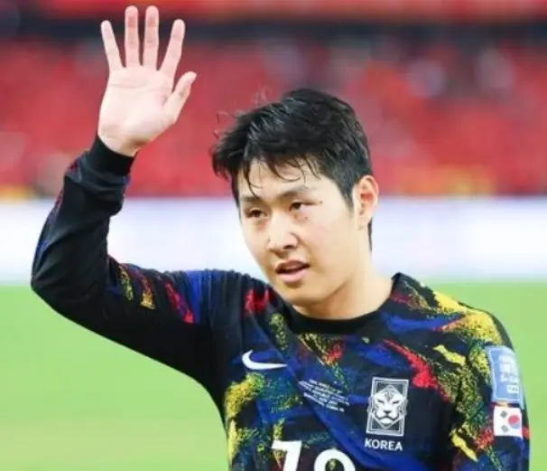 태국전-
검은바탕 빨강과 파랑이 섞인 국가대표 유니폼을 입고 오른손을 든채 걷고있는 이강인 선수