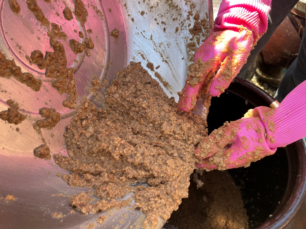 으깬-메주에-간장을-조금-섞어-깨끗한-장독에-부어주는-이미지