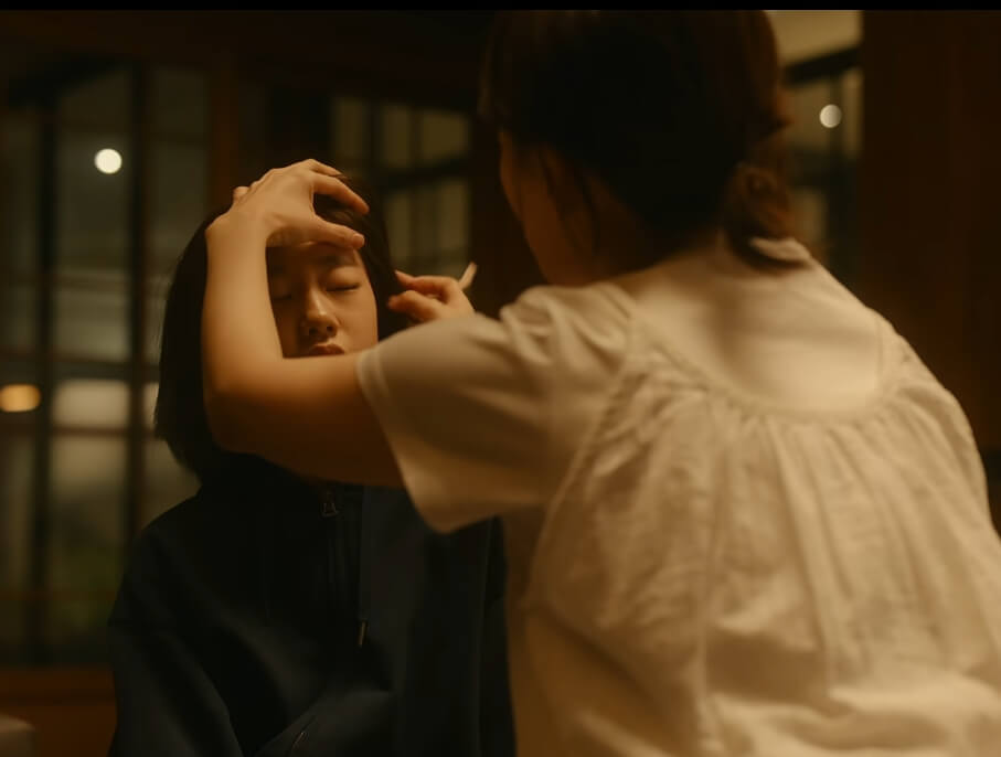 이나의 눈썹 정리를 해주는 다해