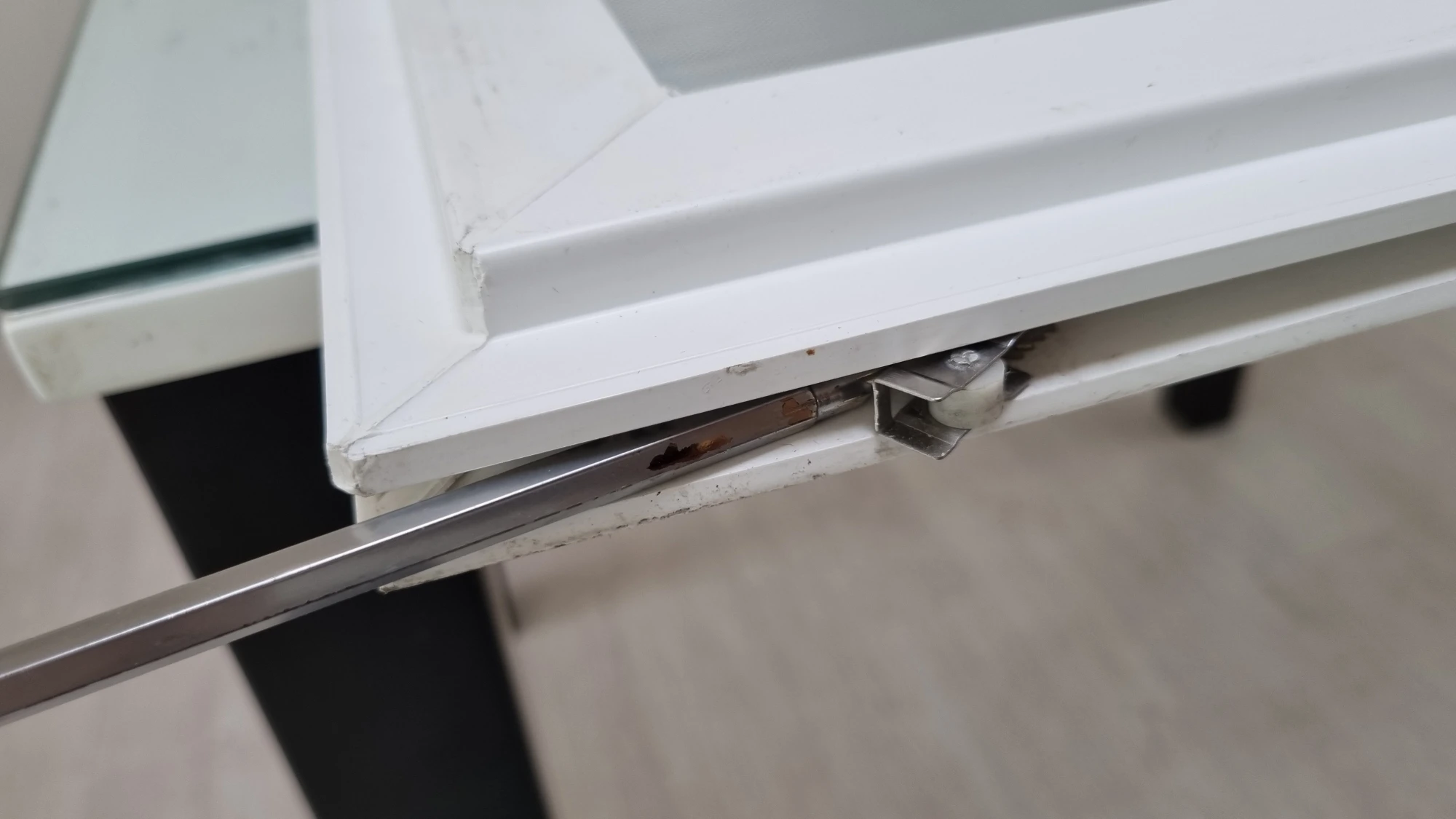 방충망 롤러 빼는 모습