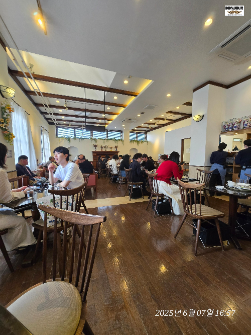 르타오 본점 2층 카페 내부 분위기와 손님들의 모습