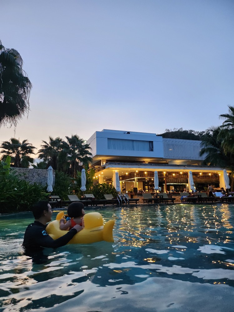 저녁 수영중인 아이와 아빠