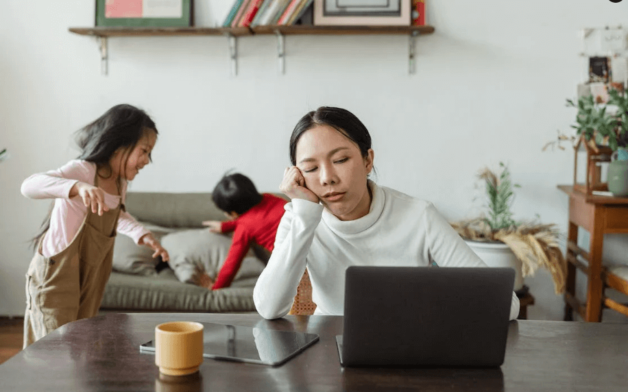 일과 아이들을 동시에 보살피면서 피로한 여성의 모습