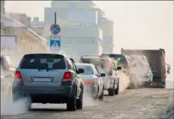 자동차들이 공회전 하는 이미지