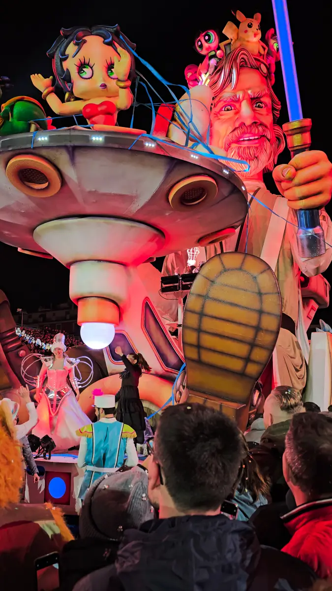 빛의 카니발에서 지나가는 거대 캐릭터