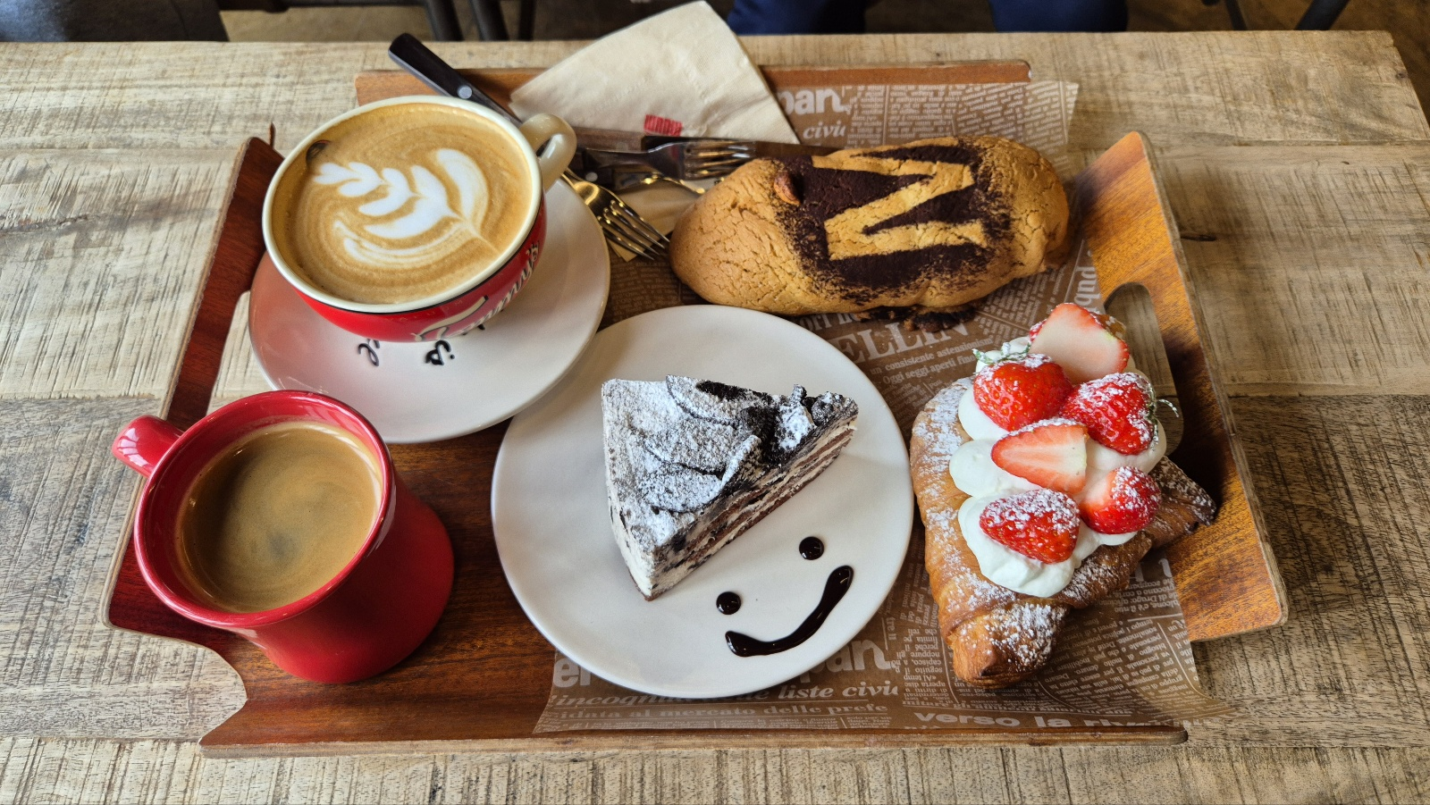 맛있어 보이는 커피와 빵