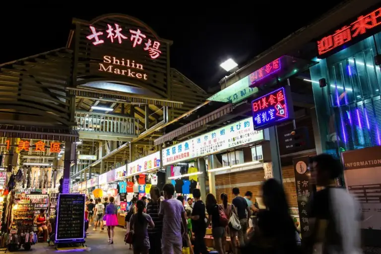 스린 야시장의 활기찬 모습과 유명 먹거리를 담은 이미지