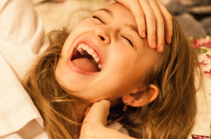 행복한 웃음을 짓는 여성의 모습 사진