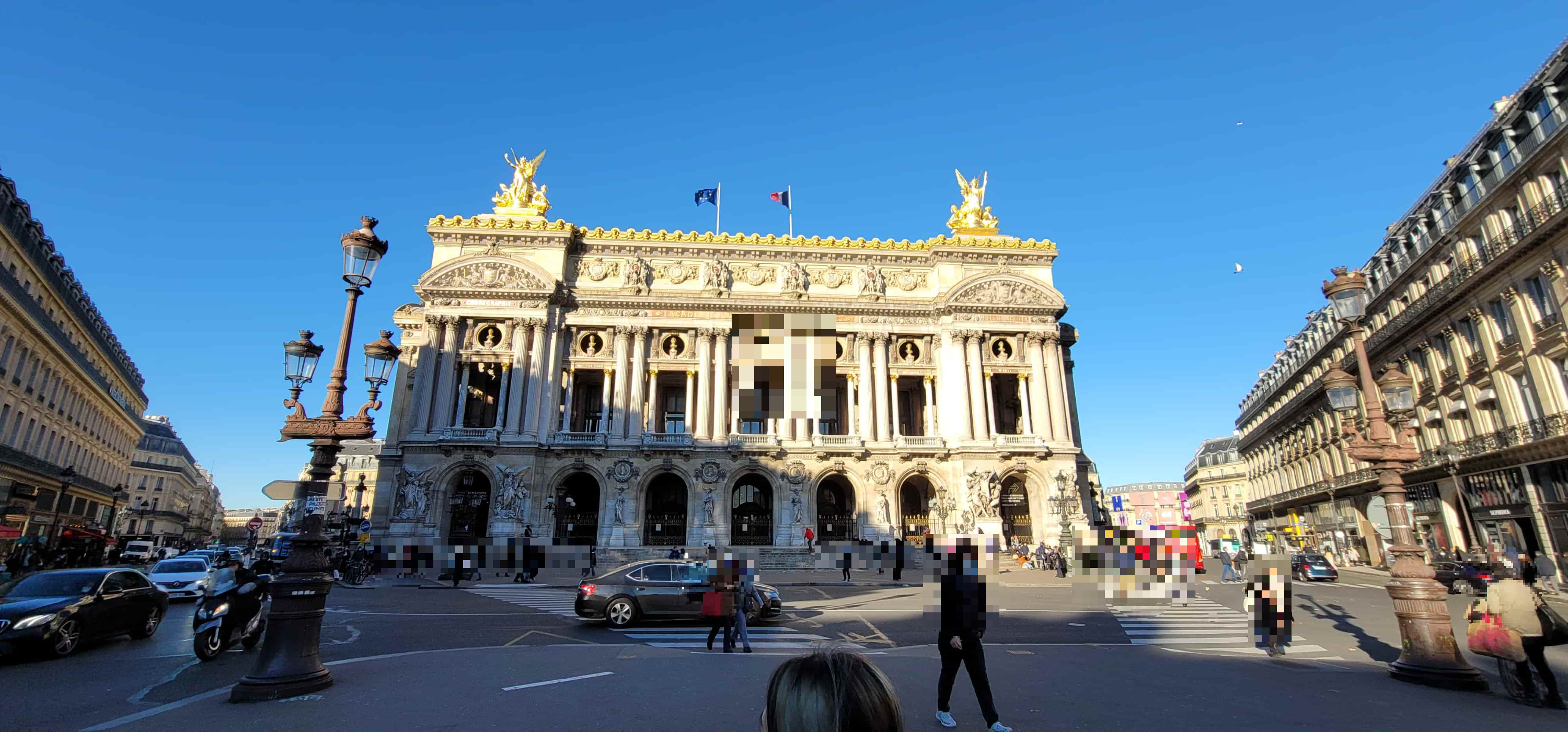 팔레 가르니에(Palais Garnier), 파리의 오페라 하우스인 팔레 가르니에의 외관을 담은 이미지, 역사적인 건축물과 화려한 디자인 강조