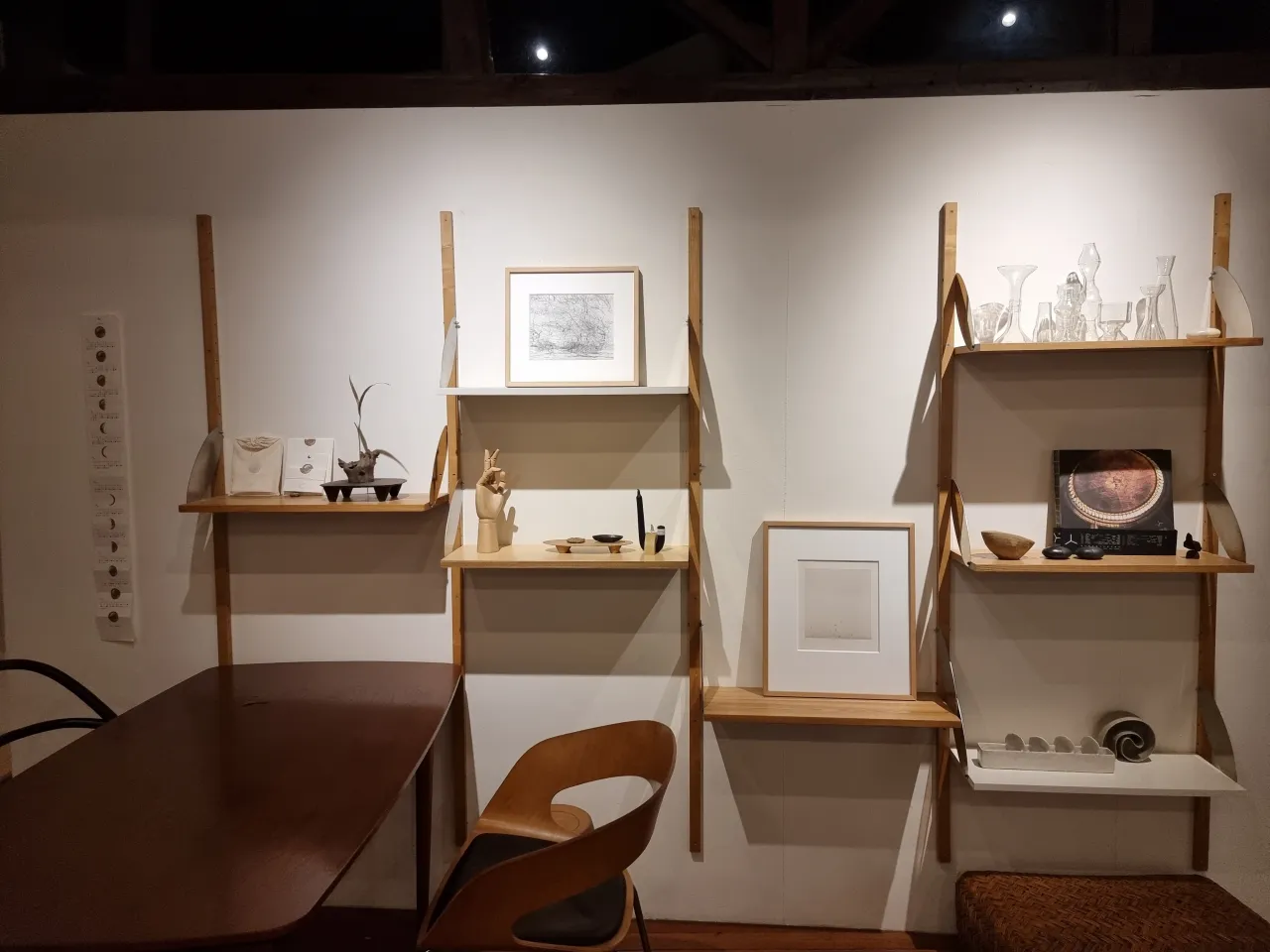 벽면-선반-액자-소품-장식-아래-테이블