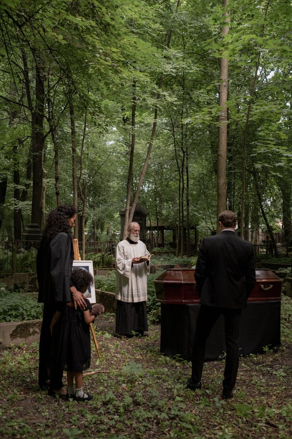 묘지앞에서 기도하는 사람들