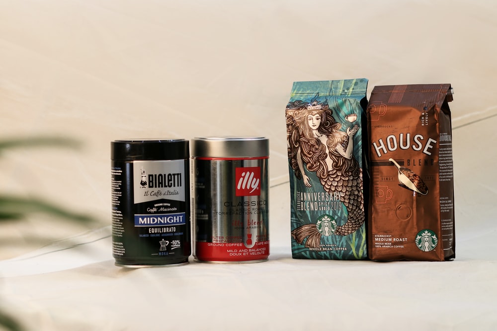 분위기 있는 스타벅스와 일리커피 원두 이미지