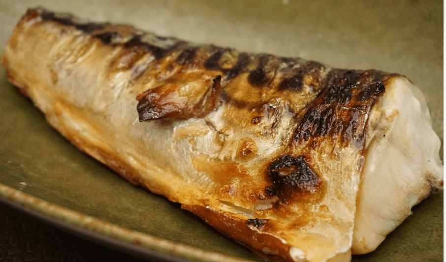 우울증에 좋은 음식 고등어가 구이로 조리 되어 있다