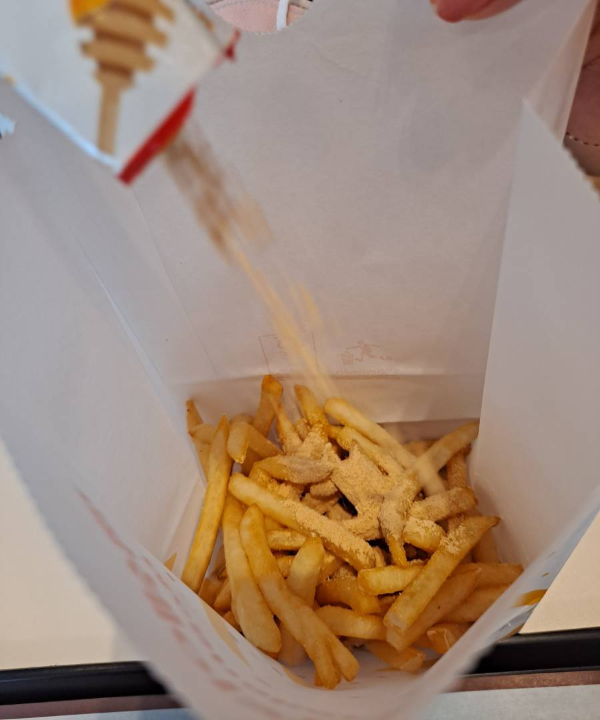 감튀에 시즈닝 뿌리다