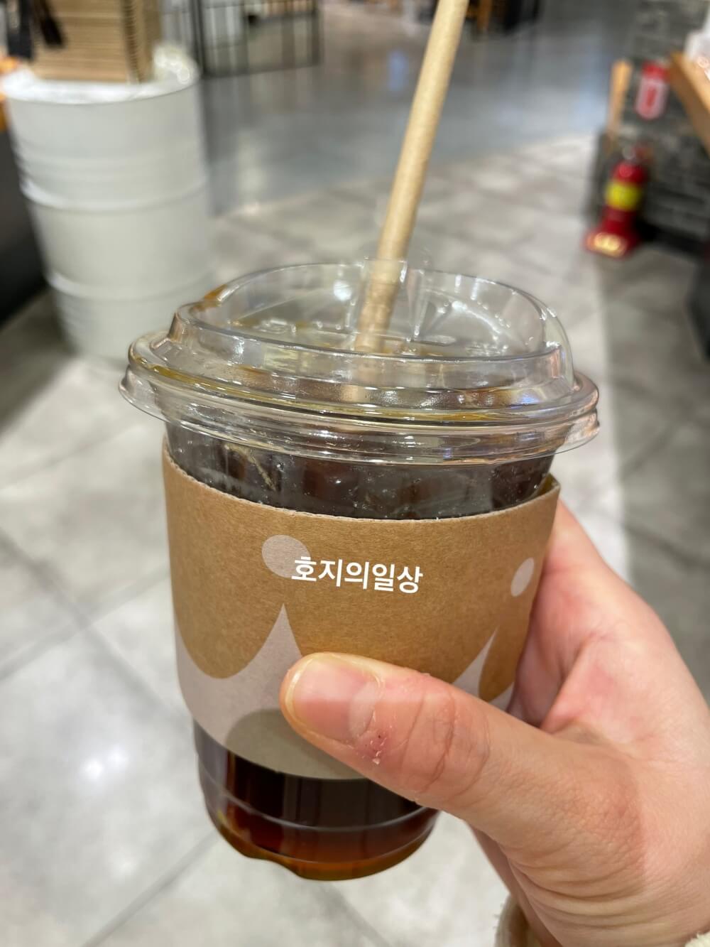 폴바셋 - 아이스 룽고 테이크 아웃 한잔 모습