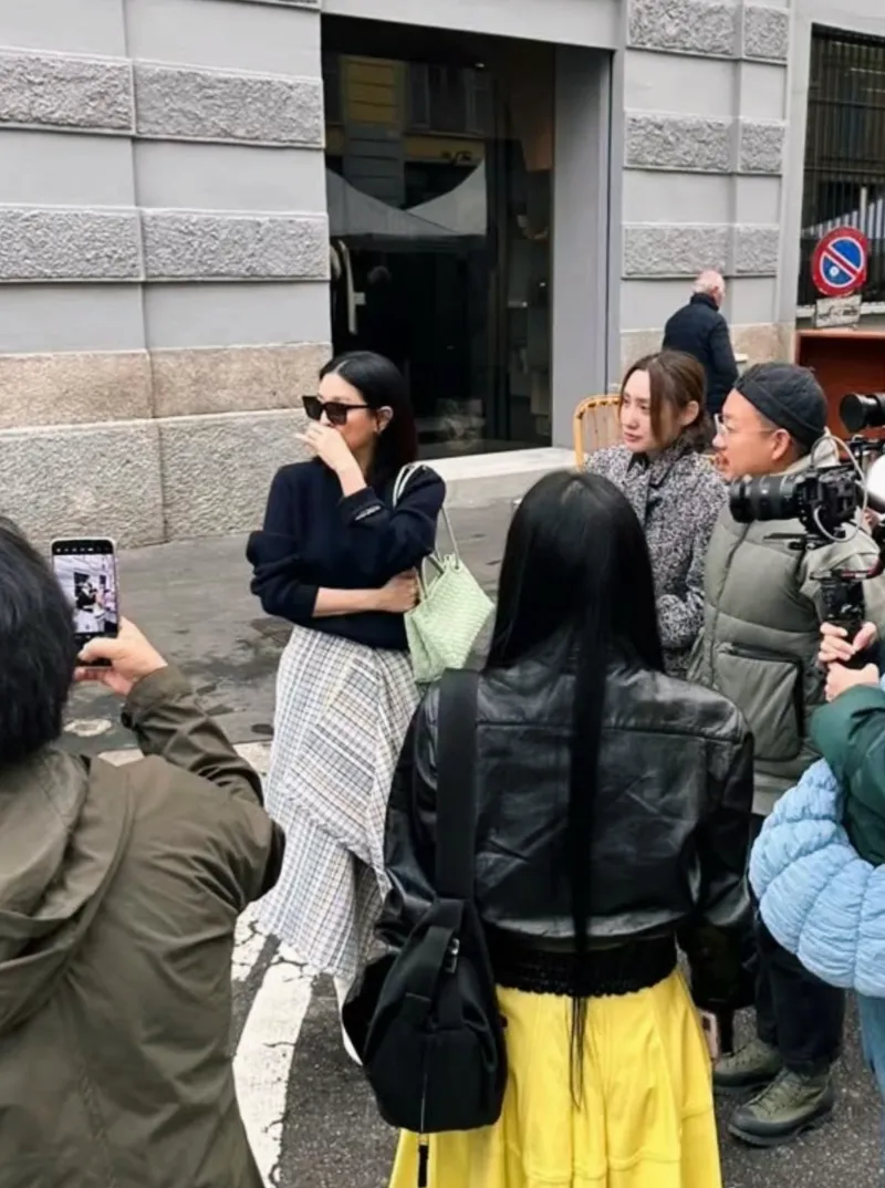 이영애 보테가, 이영애 보테가 베네타, 이영애 보테가 베네타 안디아모, 이영애 보테가 베네타 씨타백, 이영애 보테가 베네타 캄파나백, 보테가 베네타 가방, 보테가 베네타 스웨이드 백, 조용한 럭셔리 패션, 조용한 럭셔리 스타일, 4050 명품룩, 50대 명품 패션, 미니멀 명품백, 2025 가을 가방, 2025 패션 트렌드