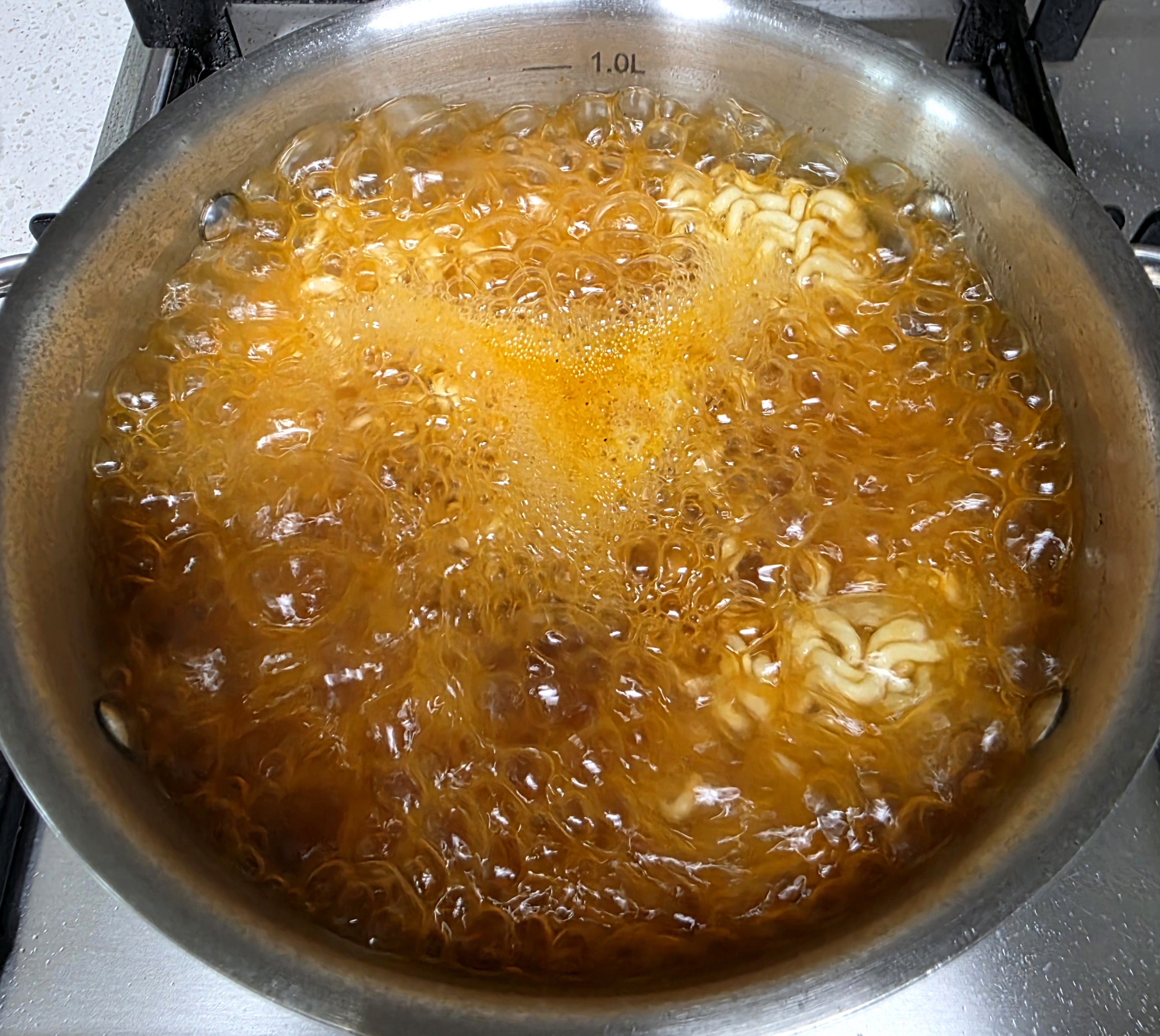 면과-액상스프를-같이-넣어요.