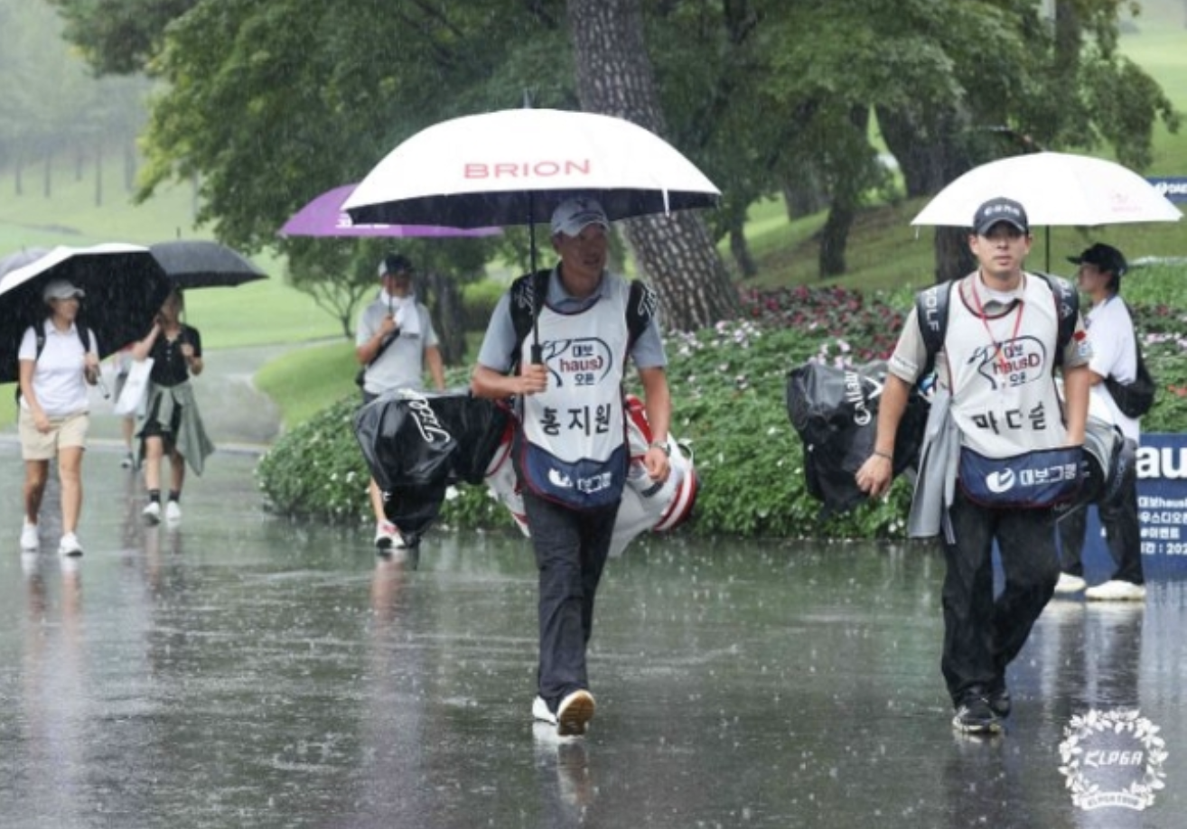 폭우와 낙뢰예보로 인하여 1라운드가 중단된 '대보 하우스디 오픈'