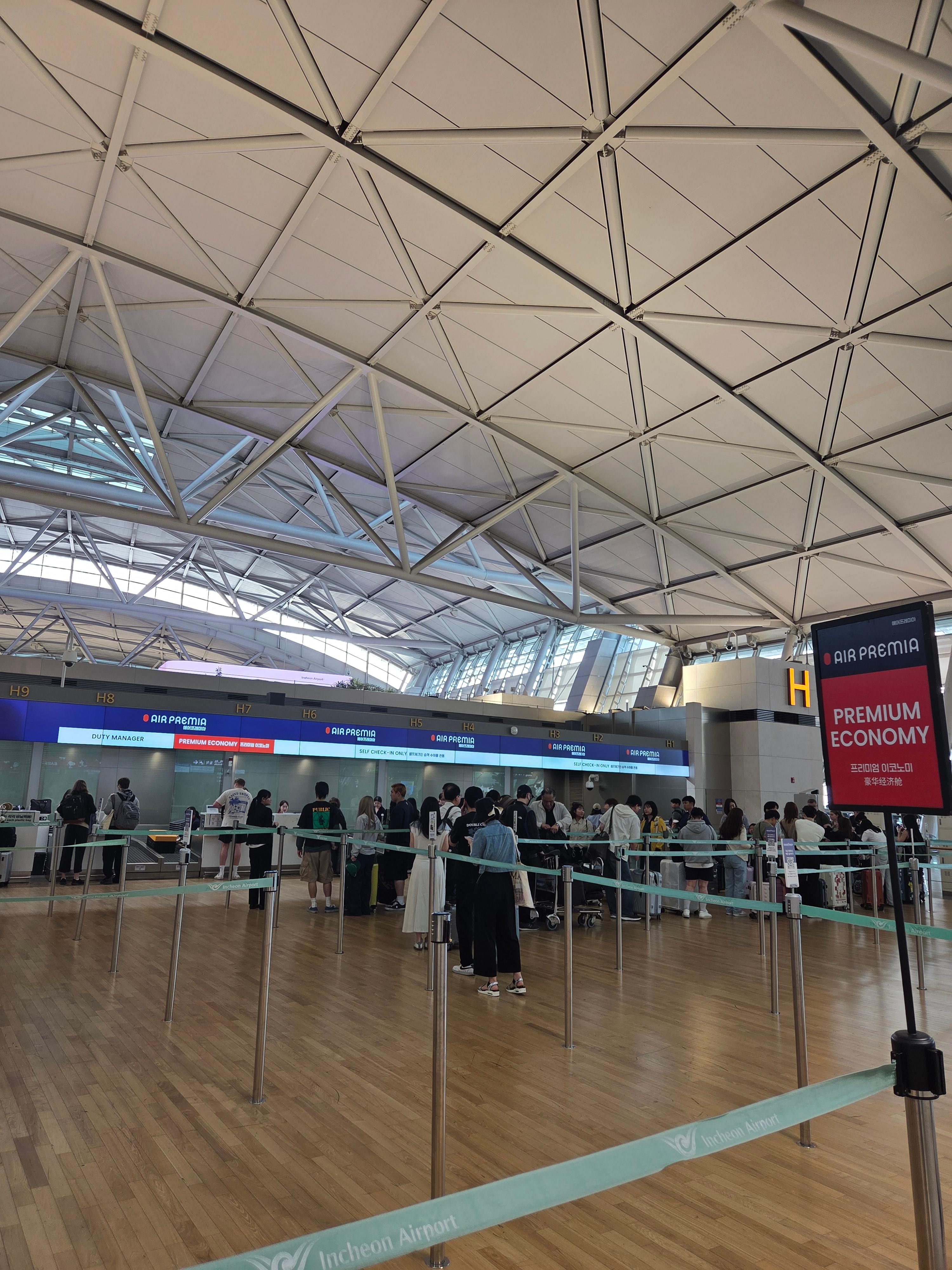 인천공항 게이트 30 앞 에어프레미아 프리미엄 이코노미 전용 안내 표지판