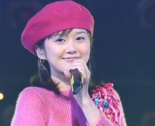 배우 장나라의 데뷔초와 현재를 비교한 프로필 사진으로, 변함없는 동안 미모를 보여주는 이미지