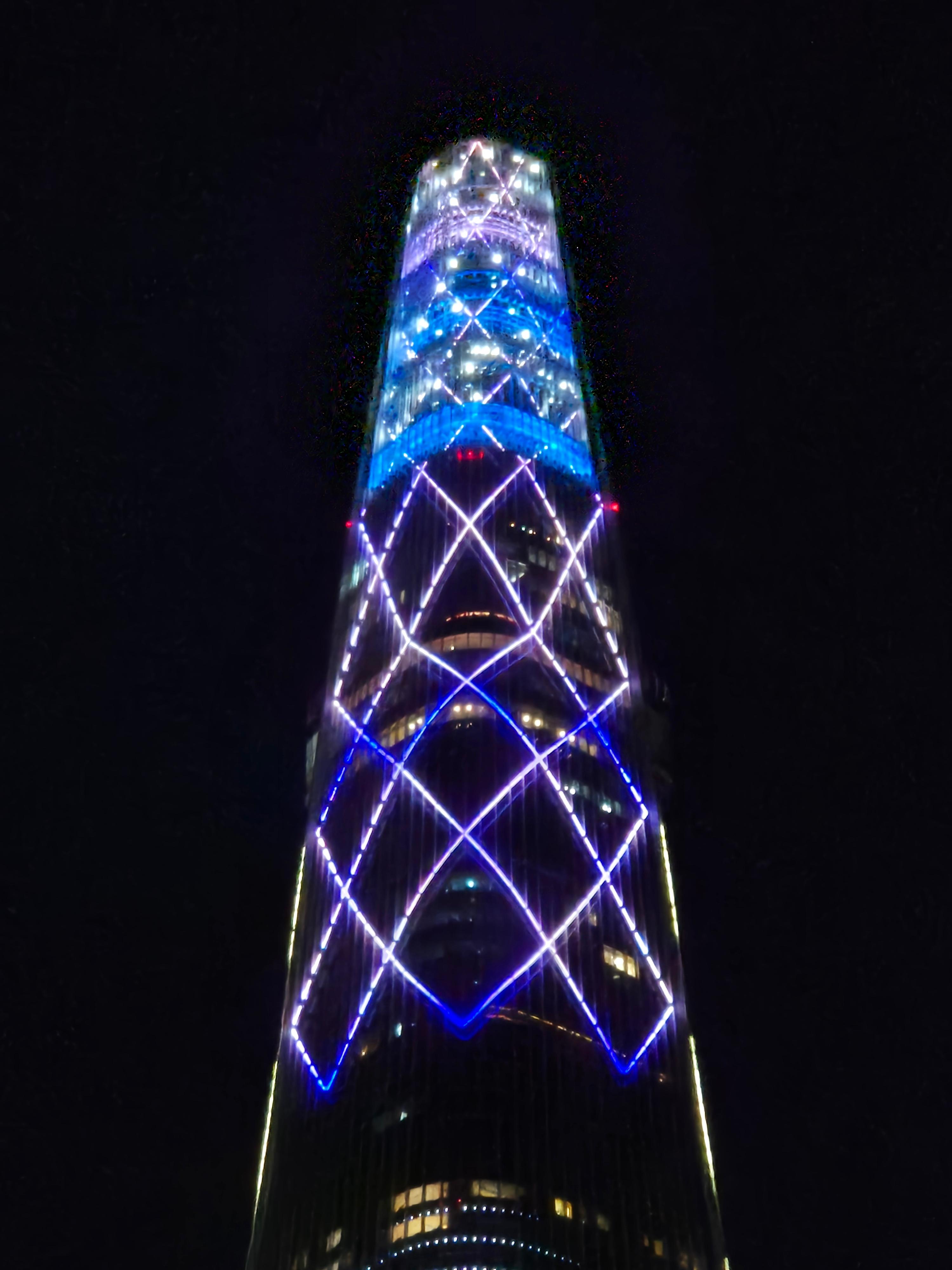 서울스카이 첨탑 클로즈업 모습