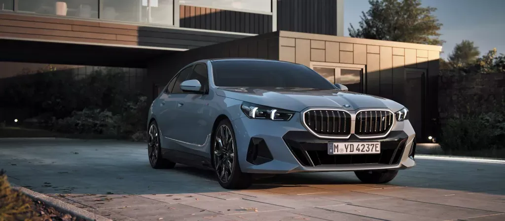 BMW i5와 비교되는 5시리즈 가솔린 모델