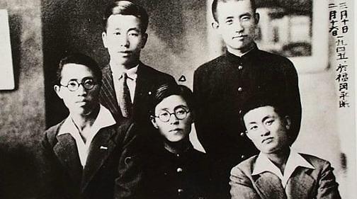 윤동주와 학우들 (윤동주 뒤쪽 오른쪽)