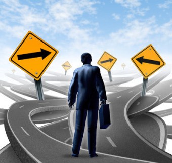 남성이-여기-저기로-뻗은-도로에서-이정표를-보고도-도통-알수가-없어-헤메는-모습-네비게이션이-있으면-좋으련만