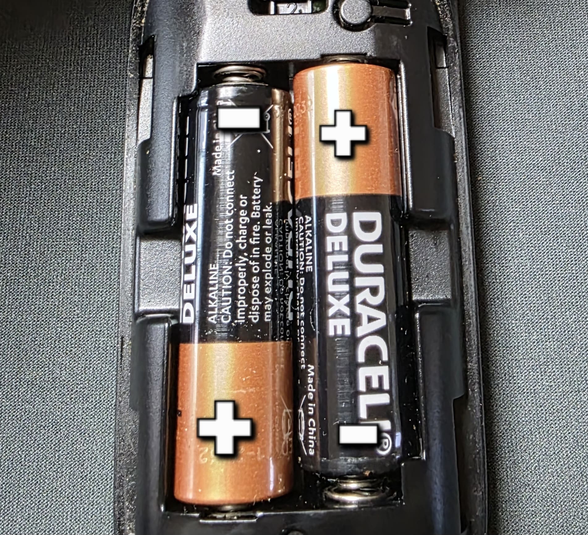 KT-리모컨-고장-작동-안-될-때-해결-방법-안내-위로-덮개를-밀어-닫아주면-교체가-완료됩니다.