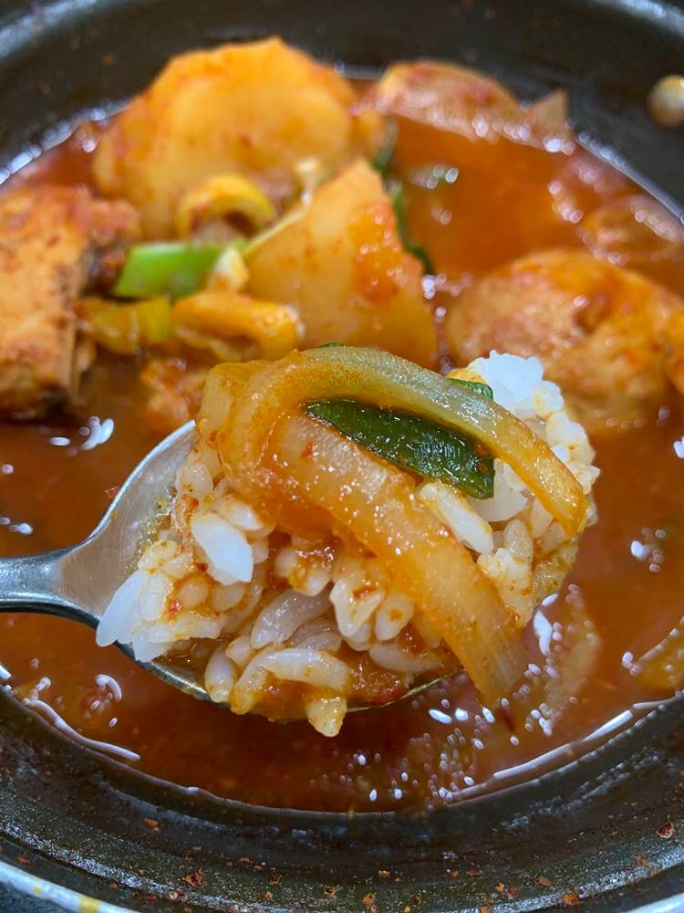 양념 소스와 비벼먹는 쌀밥