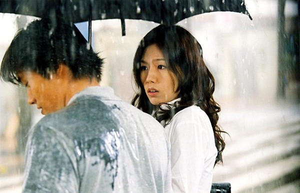 비가 쏟아지는 플랫폼에서 인우가 우산을 들고 서 있는 태희를 바라보는 장면, 젖은 공기 속에서 두 사람의 운명이 다시 이어지는 순간