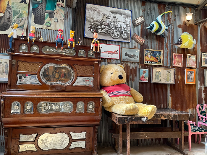 다양한 소품과 인테리어