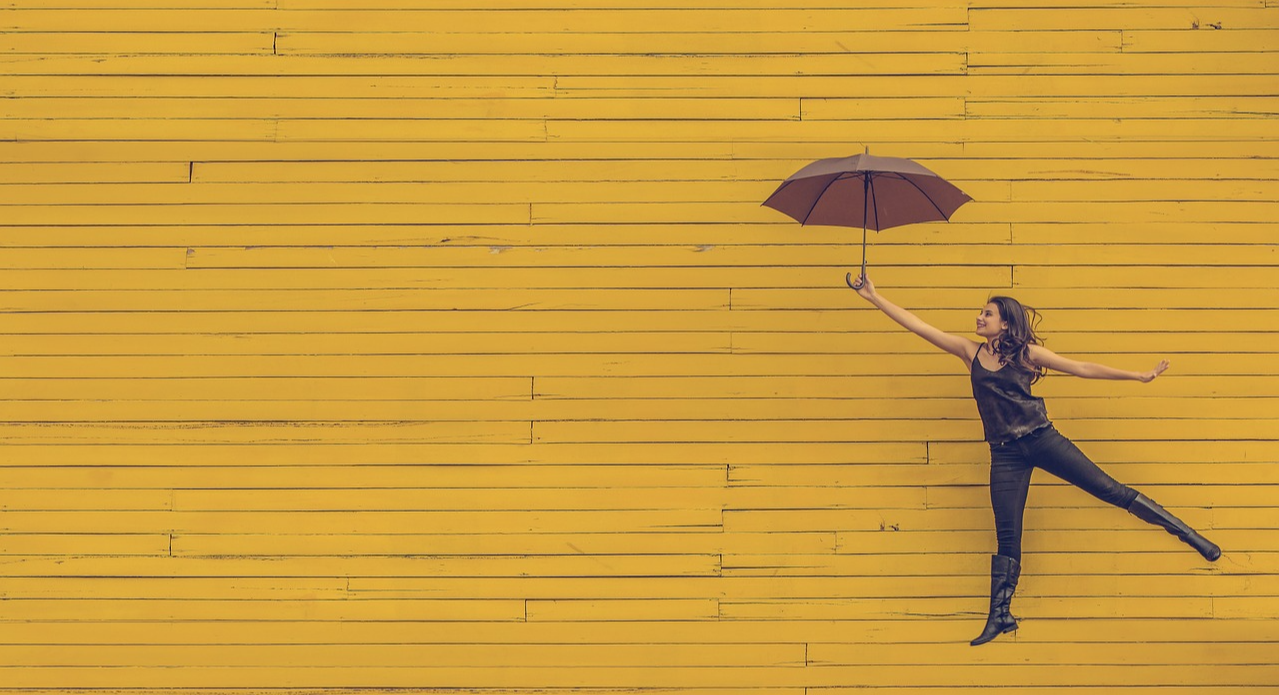 우산 들고 홀로 나는 여자