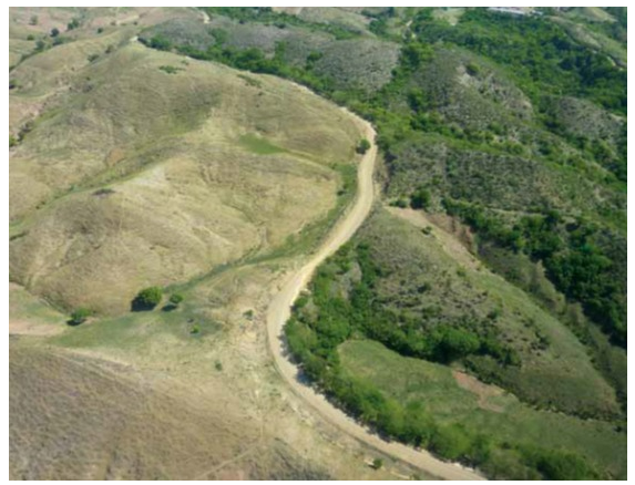 양국의 차이를 보여주는 풍경, 왼쪽 황량한 지역이 아이티