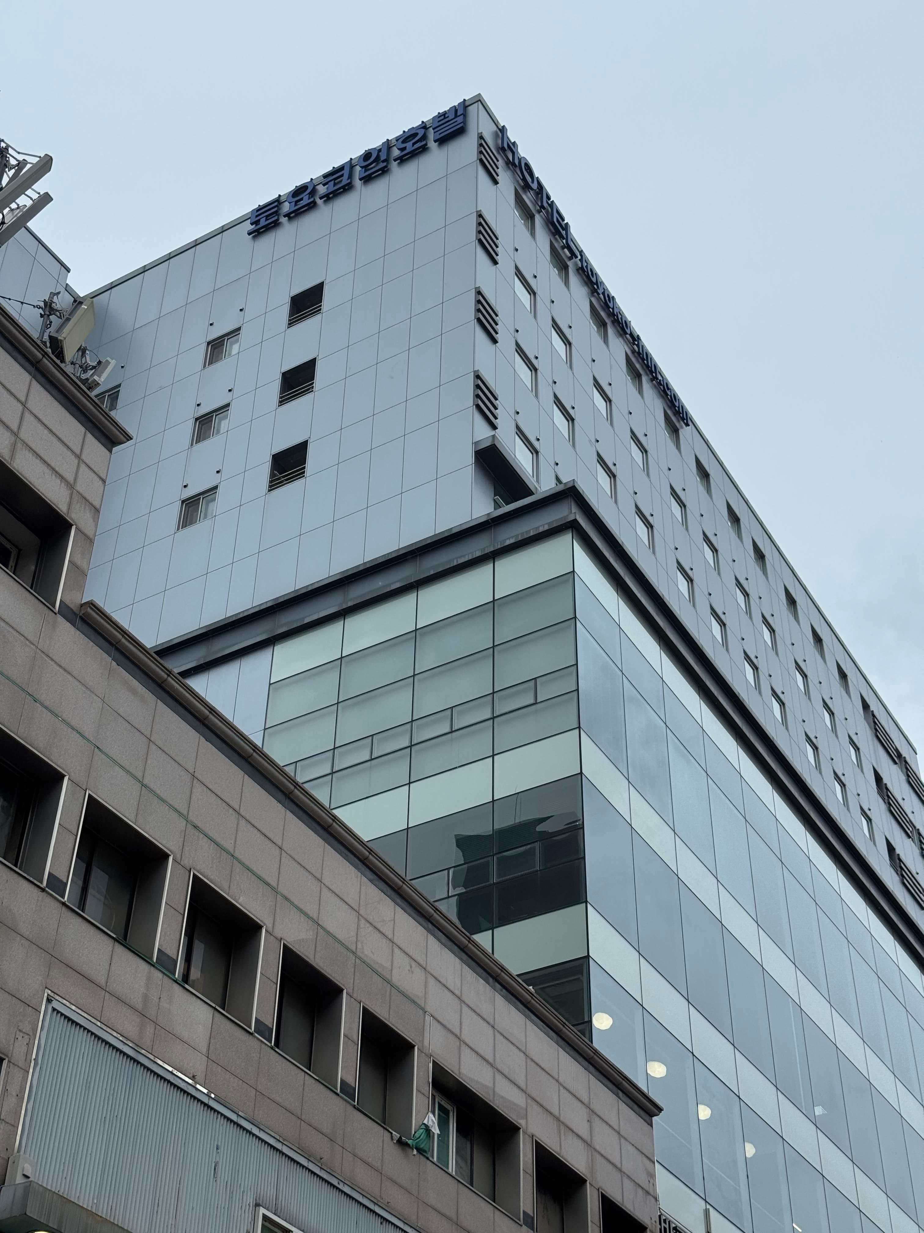 토요코인호텔-외관-반월역에서-조금만-걸으면-바로-간판이-보입니다