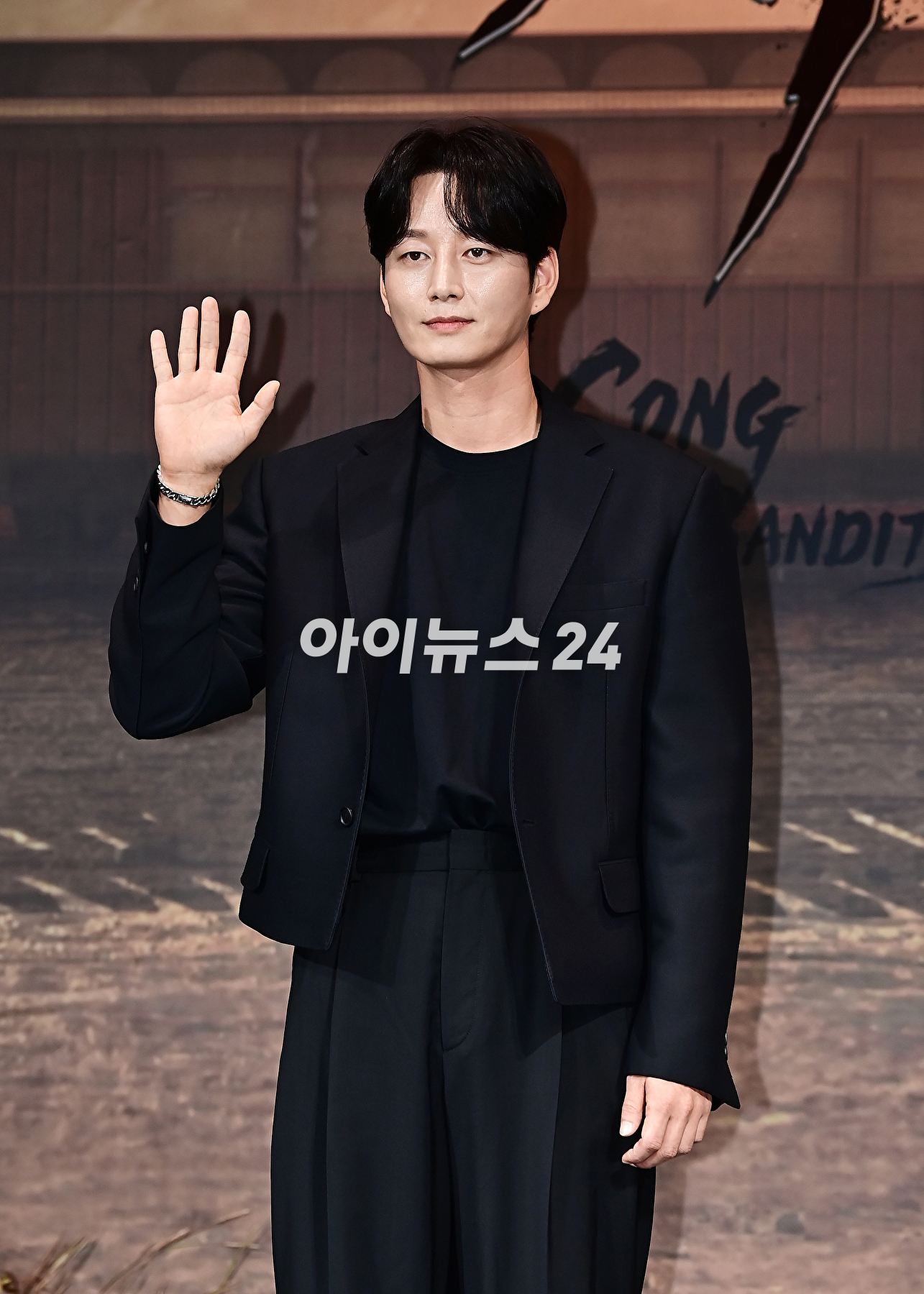 배우 이현욱이 이 19일 오전 서울 중구 엠배서더 서울 풀만에서 열린 넷플릭스 &#39;도적: 칼의 소리&#39; 제작발표회에서 포토타임을 갖고 있다. [사진=곽영래 기자]